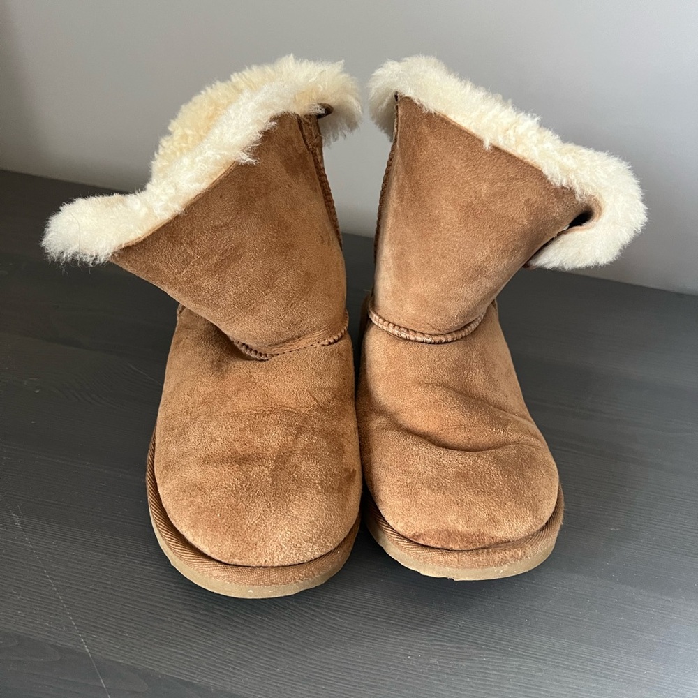 Girls size 3 (youth) ugg boots. Gently used.
